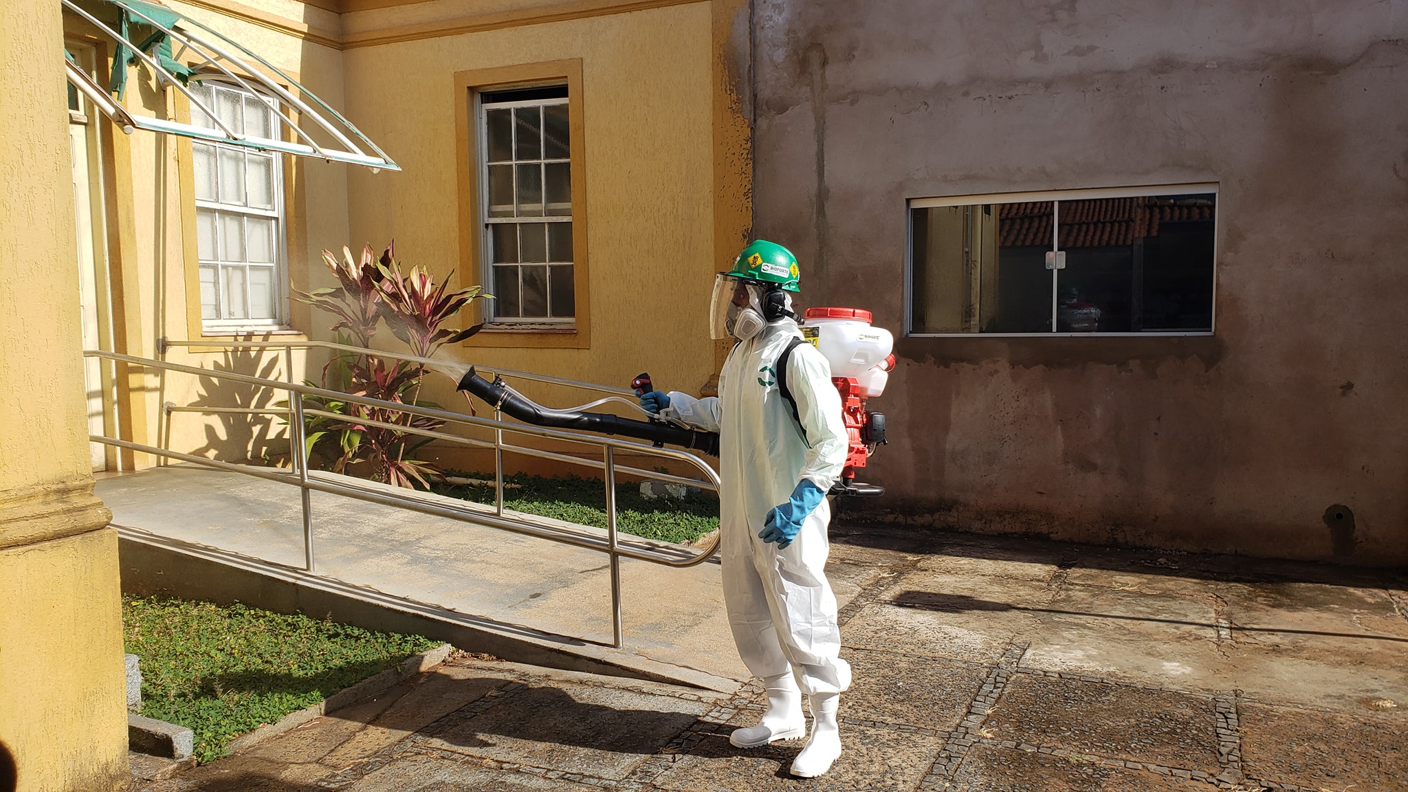 Prédio da Prefeitura é alvo de sanitização sanitária - Prefeitura joga dura com ações contra o Coronavírus
